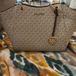 Hey guys!! Selling my “”Michael Kors”” bag and small wallet